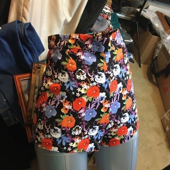 Cover Stitched High Waisted Shorts Black w/Floral Print Small EUC - Picture 3 of 7